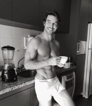 Bernardo Velasco Instagram - Achados e perdidos num rolo de câmera que acabou não sendo usada. (04/20)
#sundayfunday #domingo #ck #calvinklein