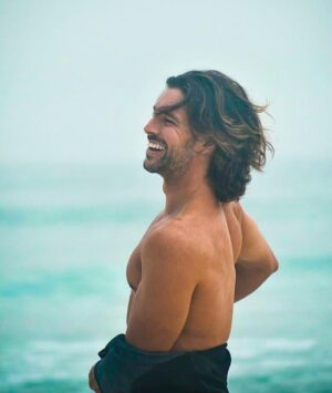 Bernardo Velasco Instagram - A felicidade de quem ta botando a roupa de borracha e entrando na água! 
Felicidade sim! 
O que te faz feliz?! Quero saber👇🏼
.
.
.
#felicidade #happy #sorriso #sorria #smile