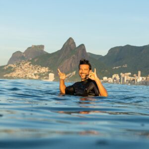 Bernardo Velasco Instagram - Sobre ver o sol nascer de dentro d’água nesse cenário. 
.
Foto @mateuscardosofotos 
.
.
#surf #riodejaneiro #arpoador
