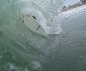 Bernardo Velasco Instagram - Saudades disso! Bota pra dentro e vai!!! Não deu...🤦🏻‍♂️ 📷 @richardbarros.fotos 
#surf #surfing #vaca