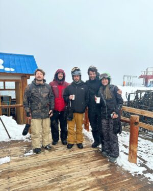 Bernardo Velasco Instagram - Dump:
- Aprendendo a rabiscar a montanha com @igorioliveira ! 🏂❄️
- ❄️⛄️🇨🇱 
- Nosotros congelando
