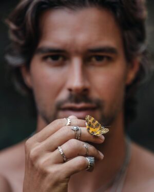 Bernardo Velasco Instagram - A felicidade é como uma borboleta, pousa silenciosamente em ti quando menos esperas. 
Campanha: @laplata_joias 
📷: @larimarquesphoto 
🎥: @yamgriffo 
#photo #foto #campain #job #photography
(volte um post para ver as fotos do backstage)