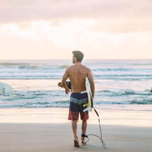 Bernardo Velasco Instagram - #tbt desse trabalho maravilhoso que ainda dava tempo da gente surfar antes de fotografar! 
📸 @brenodamatta 
.
.
.
.
#praia #beach #sunrise #paraiso #paradise