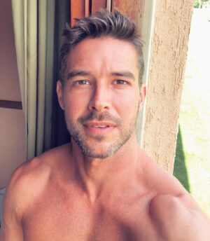 Bernardo Velasco Instagram - #selfie do 3x4 passando na sua timeline...
Se passou na sua, deixe um comentário 👻 
.
.
.
#selﬁe #selfportrait #selfies #selfietime 
#instagram #instagood #insta