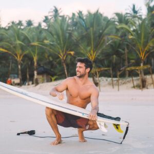 Bernardo Velasco Instagram - #tbt desse trabalho maravilhoso que ainda dava tempo da gente surfar antes de fotografar! 
📸 @brenodamatta 
.
.
.
.
#praia #beach #sunrise #paraiso #paradise