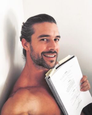 Bernardo Velasco Instagram - Como ta o domingão de vcs? 
Por aqui, estudos e mais estudos...
.
.
.
#sunday #domingo #estudar #estudos #ator #actor #vidadeator #naotemfds #actorslife #rj #trabalhodecasa