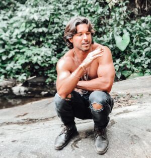 Bernardo Velasco Instagram - Recebi a visita de uma borboleta no meio da sessão de fotos da campanha @laplata_joias ! 
#makingof #behindthescenes #foto #fotografia #photo 
registro por tras da câmera: @alexstuart23