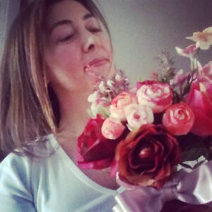 Berrin Arısoy Instagram - Benim güzel arkadaşım işte bu güzel gelin çiçeklerini yapıyor... Gelin adayları bi bakın derim 💕