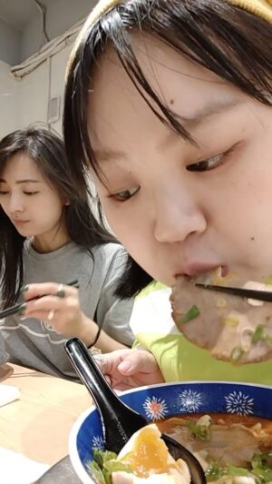 Berry Wen-i Kuo Instagram - 那天和喜到 #永和 去探索彩油的世界，
臨走前問我小學同學附近有什麼好吃的，
@sophia_lovehss 堅定的說：
「你們一定要去吃 #小高拉麵 ！！」
「真的很好吃！」
「而且那個價錢很誇張～」

看到她那麼堅持，
我們兩個都充滿好奇，
不吃都說不過去了💪🏻💪🏻💪🏻

我們到店時接近午休前，
外面還是有人在排隊，
還好很快就輪到我們。

品項非常簡單，
就只有 #麻辣豚骨拉麵 （145元）和 #醬油豚骨拉麵 （135元），
配料可以加點，
麵吃不夠也可以追加。

麵ㄧ送上來湯一喝，
就知道為什麼它被推成這樣了，
#豚骨 的濃厚味是剛好掐在平衡上面，
碗底的那塊麻辣肉醬很誘人，
攪不攪開都讓人幸福。

麵的份量也剛剛好，
吃完是滿足且有餘裕的。

要是再經過還會想吃的一家店。

#大文的日常生活 
#大文 #阿喜 
#拉麵 #永和美食 #永和拉麵