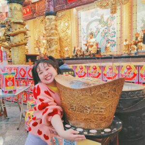 Berry Wen-i Kuo Instagram - 🧧太子遊樂園✨一起快樂過新年🧧

這絕對會是過年時大人小孩的好去處👌

太子遊樂園今年第九年啦🎉🎉
延續一直以來舉辦的愛心慈善公益活動
今年小孩子們最愛的遊樂設施也是一律免費💓

在小孩們開開心心的時候
大人們也可以向太子爺和財神爺祈福求財保平安🙏
（這是我最喜歡的一個環節）
（要記得✅摸摸大元寶✅大錢換小錢）

別忘了也為自己點上一盞燈
照亮好運一整年

搶先體驗的我已經把好運快樂補滿滿了🥳
初一到初五帶著全家大小一起來吧🫶🏻

🎠太子遊樂園🎠
時間：初一到初五
地點：桃園市桃園區國際路一段401巷123號

@huguo_temple 

#桃園護國宮太子爺廟 #桃園護國宮 
#愛心慈善公益活動 #太子遊樂園
#桃園 #桃園景點 #桃園過年 #桃園過年景點 
#過年好去處 #初一走春 #初一要幹嘛