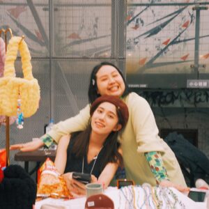 Berry Wen-i Kuo Instagram - #做喜歡的事讓喜歡的事有價值 

好喜歡串珠珠，
因而展開為期兩天的市集活動。

因為喜歡，
什麼都想試試，
有那麼好奇又勇於挑戰的靈魂，
太幸福了！！

看到因為音樂而著迷的人們也很幸福，
看到自己的朋友登上舞台更是更是幸福到一個不行🫶🏻

謝謝這兩天經過來看我的大家，
很開心唷💓

#簡單生活節 #簡單生活節2023 
@simplelifetw 

#編哭編笑 #肖雜貨
@bancoolbansmile 

#大文的日常生活 #大文
