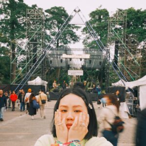 Berry Wen-i Kuo Instagram - #做喜歡的事讓喜歡的事有價值 

好喜歡串珠珠，
因而展開為期兩天的市集活動。

因為喜歡，
什麼都想試試，
有那麼好奇又勇於挑戰的靈魂，
太幸福了！！

看到因為音樂而著迷的人們也很幸福，
看到自己的朋友登上舞台更是更是幸福到一個不行🫶🏻

謝謝這兩天經過來看我的大家，
很開心唷💓

#簡單生活節 #簡單生活節2023 
@simplelifetw 

#編哭編笑 #肖雜貨
@bancoolbansmile 

#大文的日常生活 #大文