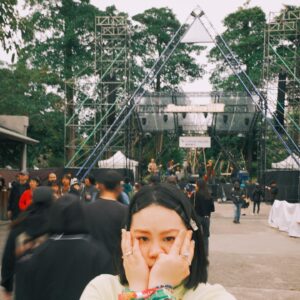 Berry Wen-i Kuo Instagram - #做喜歡的事讓喜歡的事有價值 

好喜歡串珠珠，
因而展開為期兩天的市集活動。

因為喜歡，
什麼都想試試，
有那麼好奇又勇於挑戰的靈魂，
太幸福了！！

看到因為音樂而著迷的人們也很幸福，
看到自己的朋友登上舞台更是更是幸福到一個不行🫶🏻

謝謝這兩天經過來看我的大家，
很開心唷💓

#簡單生活節 #簡單生活節2023 
@simplelifetw 

#編哭編笑 #肖雜貨
@bancoolbansmile 

#大文的日常生活 #大文