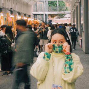 Berry Wen-i Kuo Instagram - #做喜歡的事讓喜歡的事有價值 

好喜歡串珠珠，
因而展開為期兩天的市集活動。

因為喜歡，
什麼都想試試，
有那麼好奇又勇於挑戰的靈魂，
太幸福了！！

看到因為音樂而著迷的人們也很幸福，
看到自己的朋友登上舞台更是更是幸福到一個不行🫶🏻

謝謝這兩天經過來看我的大家，
很開心唷💓

#簡單生活節 #簡單生活節2023 
@simplelifetw 

#編哭編笑 #肖雜貨
@bancoolbansmile 

#大文的日常生活 #大文