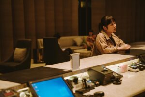 Berry Wen-i Kuo Instagram - 辦案的路，
要你跟我們一起走！！！

今晚 @catchplayplus_tw  @iqiyitw ，
我們《 #非殺人小說 》見🫡

#卜學亮 
#大文