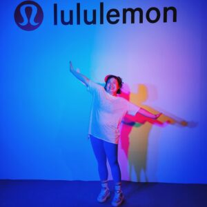 Berry Wen-i Kuo Instagram - @lululemontw 
#findyourwellbeing 派對🎉 🎉🎉

1️⃣謝謝 #lululemon ，除了用漂亮好穿的衣服照顧鍛鍊中的自己的身體之外，心裡也要被好好照顧一下唷🫶🏻

2️⃣當然我也是優先要照顧一下胃的部份👍🏼👍🏼👍🏼

3️⃣有一面大大lululemon的裝置，用來把自己的願望掛在上面。

4️⃣「對自己，身心誠實💓」是我的願望，共勉之。

5️⃣最喜歡的一個環節：戴上耳機，花五分鐘做正念冥想。
說實在的，這是我近期聽過最喜歡的冥想指示，我已經把網址記下來了，想要每天都聽～
（也把它放在限動分享給大家）

6️⃣沈浸式空間太舒服，忍不住就⋯⋯
（我的腿又舒服又好看）

7️⃣找到喜歡的對象⋯⋯的服裝範本。

8️⃣在搖滾區開開心心，就算喝氣泡水也是嗨～

9️⃣做出一個「 #擁抱身心體驗 」的表情。

🔟在入場前先預習蹦蹦跳跳的心情。

💇🏻‍♀️ @80s_yuna 

#大文的日常生活 
#大文