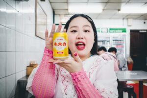 Berry Wen-i Kuo Instagram - 你到餐廳吃飯一旦看到了就不得不喝的飲料是哪一款呢？

我在台灣的話是 #維大力 
在香港會選 #忌廉梳打 aka #creamsoda

你呢？

（喝湯喝水的人不可能看到這篇貼文吧！？）

#大文的日常生活 #飲料 
#大文