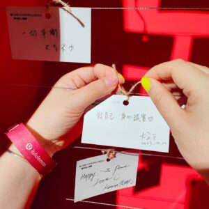 Berry Wen-i Kuo Instagram - @lululemontw 
#findyourwellbeing 派對🎉 🎉🎉

1️⃣謝謝 #lululemon ，除了用漂亮好穿的衣服照顧鍛鍊中的自己的身體之外，心裡也要被好好照顧一下唷🫶🏻

2️⃣當然我也是優先要照顧一下胃的部份👍🏼👍🏼👍🏼

3️⃣有一面大大lululemon的裝置，用來把自己的願望掛在上面。

4️⃣「對自己，身心誠實💓」是我的願望，共勉之。

5️⃣最喜歡的一個環節：戴上耳機，花五分鐘做正念冥想。
說實在的，這是我近期聽過最喜歡的冥想指示，我已經把網址記下來了，想要每天都聽～
（也把它放在限動分享給大家）

6️⃣沈浸式空間太舒服，忍不住就⋯⋯
（我的腿又舒服又好看）

7️⃣找到喜歡的對象⋯⋯的服裝範本。

8️⃣在搖滾區開開心心，就算喝氣泡水也是嗨～

9️⃣做出一個「 #擁抱身心體驗 」的表情。

🔟在入場前先預習蹦蹦跳跳的心情。

💇🏻‍♀️ @80s_yuna 

#大文的日常生活 
#大文