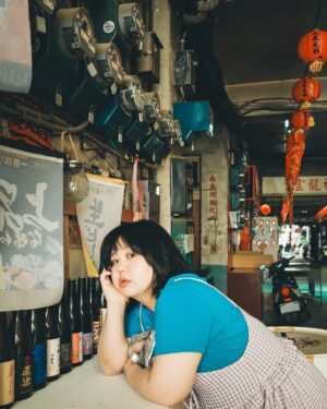 Berry Wen-i Kuo Instagram - 報稅時節，昨天一個來自我媽的詢問，又讓我感動到了自己。

自己對自己感動是不是超噁的？
但真實發生了～

還記得三月時接到一通聽聲音很好聽的電話，對方說出我完全意料之外的一句話：

「謝謝你連續七年捐款給我們。」

我才回想起在好久好久以前的一個路口，遇到一群身穿黃色T恤的人，很熱血的對路人打招呼。

住在城市的朋友們應該不陌生，在一些街口總是可以看到NGO志工朋友們的身影。

記得那時候相談甚歡，就算收入不穩定，我還是熱血沸騰地辦理每月捐款一千元的設定。

在那之後，發生了很多事，不變的是每個月都會收到一封「扣款成功」的通知。
當然也有過對方來電說這個月沒扣款成功（我就會說我忘記把錢轉到這個帳戶了），或是手頭寬裕時直接在購物平台買物資寄到其他機構。

居然就這麼過了七年呢！

這世界或許沒有變得更好，但是我可以抬頭挺胸的說：「我也有做過一些什麼」。

可能不多，但是我是有為此努力的。
（畢竟某方面跟我的生命血條綑綁在一起）

掛上電話的同時我已被自己感動得淚流滿面。
（當然是有技巧性的不讓對方發現我的異樣）
（應該有成功吧？）

回到媽媽那個話題，負責報稅的媽媽傳了張截圖問我：「你捐了這些錢嗎？」
（有趣的是我無法揣測她的感受）

我才想起來，是的，而且我會一直這麼做下去！

#大文的日常生活 
#報稅 #捐款 
#國際特赦組織
#大文

✨✨在報稅的月份提醒捐款的美✨✨