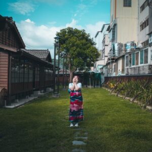 Berry Wen-i Kuo Instagram - 好像可以討論件有趣的小事情
— #怪癖 。

我是在近期才對這些事情有明顯的自覺的。
大概在十幾歲或是二十代初期，雖然隱隱約約發現自己一定有些習慣是跟其他人不一樣，但是卻還沒辦法具體的梳理出來。（也有可能還在感受跟世界和他人的關係和距離吧？）

由於我也不是特別偏食或是在生活習慣上異於常人的人，所以在發現自己怪癖的路上花了一些時間。

這次先跟大家公開其中一個怪癖，雖然對其他人無關緊要，對我卻很重要。

【沒看過的電影一定要重頭看】

我爸媽超級喜愛電影台，常常經過客廳的時候，他們都在看電影，吃飯的時候也常常配電影。

但我只要是沒看過的電影，要是沒有從一開始看，會讓我瞬間失去看電影的意願，就算是才開始五分鐘也不行！！

如果是剛好在吃飯，我就會非常非常專心的用餐，絕不讓自己眼睛看到電視。

對於已經看過的電影，則是從什麼點開始收看都沒有問題。

我也曾經納悶過：為什麼在這個地方要那麼倔？

但沒什麼答案。

就是這樣！

好像就是被這樣設定了！

也因為發現自己的怪癖，我對其他人的怪異小行徑通常不會太在意，因為可能沒什麼原因，也沒有什麼好需要被改變的地方。

其他的怪癖，下次再來討論。

你有什麼怪癖嗎？
要不要說給我聽？

#我的怪癖  #大文怪癖記錄
#自我察覺 
#大文