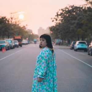 Berry Wen-i Kuo Instagram - 昨天玩抽新年指引的時候，
抽到「大膽地表達自己」。

其實蠻驚嚇也蠻心虛的，
不知道大家怎麼看，
但其實我所表達出來跟我實際所想的比例大概是1/10吧？

也是不是說太在意別人看法（雖然也包含了這樣的成份），
而且很多事情很多想法，
在我表示出來以前就被：
「算了你們不知道也不會怎麼樣」、
「沒有人會跟我有相同感覺的」⋯⋯
這樣的想法阻擋了。

所以開心的我，
其實是十倍的開心，
悲傷的我是十倍的悲傷，
好奇的我是十倍的好奇，
尷尬的我也是十倍的尷尬。
（族繁不及備載）

這可能就是摩羯座的死樣子吧？

不好好表達。

只好當成今年的目標好好矯正一下囉⋯⋯

（但是照片是去年的）

#大文 #表達