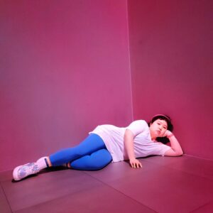 Berry Wen-i Kuo Instagram - @lululemontw 
#findyourwellbeing 派對🎉 🎉🎉

1️⃣謝謝 #lululemon ，除了用漂亮好穿的衣服照顧鍛鍊中的自己的身體之外，心裡也要被好好照顧一下唷🫶🏻

2️⃣當然我也是優先要照顧一下胃的部份👍🏼👍🏼👍🏼

3️⃣有一面大大lululemon的裝置，用來把自己的願望掛在上面。

4️⃣「對自己，身心誠實💓」是我的願望，共勉之。

5️⃣最喜歡的一個環節：戴上耳機，花五分鐘做正念冥想。
說實在的，這是我近期聽過最喜歡的冥想指示，我已經把網址記下來了，想要每天都聽～
（也把它放在限動分享給大家）

6️⃣沈浸式空間太舒服，忍不住就⋯⋯
（我的腿又舒服又好看）

7️⃣找到喜歡的對象⋯⋯的服裝範本。

8️⃣在搖滾區開開心心，就算喝氣泡水也是嗨～

9️⃣做出一個「 #擁抱身心體驗 」的表情。

🔟在入場前先預習蹦蹦跳跳的心情。

💇🏻‍♀️ @80s_yuna 

#大文的日常生活 
#大文