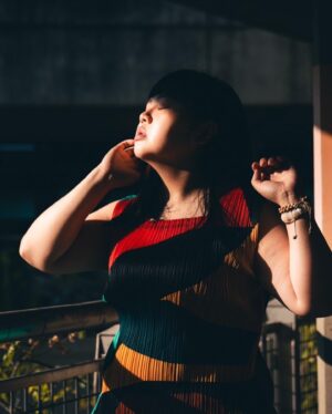 Berry Wen-i Kuo Instagram - 女孩子都一定會玩的 #穿媽媽衣服 的遊戲。

我媽很瘦，
讓我找得好辛苦啊！

（順道一題我真的很像爸爸）
（長女都會像爸爸）
（有人也是這樣嗎？）

#大文的日常生活 
#大文