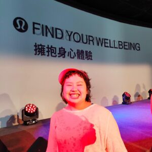 Berry Wen-i Kuo Instagram - @lululemontw 
#findyourwellbeing 派對🎉 🎉🎉

1️⃣謝謝 #lululemon ，除了用漂亮好穿的衣服照顧鍛鍊中的自己的身體之外，心裡也要被好好照顧一下唷🫶🏻

2️⃣當然我也是優先要照顧一下胃的部份👍🏼👍🏼👍🏼

3️⃣有一面大大lululemon的裝置，用來把自己的願望掛在上面。

4️⃣「對自己，身心誠實💓」是我的願望，共勉之。

5️⃣最喜歡的一個環節：戴上耳機，花五分鐘做正念冥想。
說實在的，這是我近期聽過最喜歡的冥想指示，我已經把網址記下來了，想要每天都聽～
（也把它放在限動分享給大家）

6️⃣沈浸式空間太舒服，忍不住就⋯⋯
（我的腿又舒服又好看）

7️⃣找到喜歡的對象⋯⋯的服裝範本。

8️⃣在搖滾區開開心心，就算喝氣泡水也是嗨～

9️⃣做出一個「 #擁抱身心體驗 」的表情。

🔟在入場前先預習蹦蹦跳跳的心情。

💇🏻‍♀️ @80s_yuna 

#大文的日常生活 
#大文