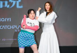 Berry Wen-i Kuo Instagram - 此生對被cue擺個動作最沒有抵抗力，
一聽到：「她是一名刑警～」
就變成這樣子了！

然後遇到「飾演按摩師」的 @peggytsengpeiyu ，
當成組合成「按摩槍」😎

雖然是 #推理懸疑 劇，
但昨天的記者會超歡樂，
因為我們什·麼·都· 不·能·說～

稍微透露一點點就會踩到暴雷地雷，
大家好像在玩一種超大場的劇本殺（欸？
為了大家的觀影順利一起保護我們的「秘密」🤫

這些「秘密」真的很精采喔！

好消息是明天就能看到了👍🏼👍🏼👍🏼

《非殺人小說》1/17正式上線
@catchplayplus_tw 
@iqiyitw 
都能收看到喔～

1/21起
@gtv_official_tw 
#catchplay電影台
也開始播放

準備好你的好奇心，
跟我一起找出 #是誰殺了林夢 吧！

#非殺人小說 

#台劇 #柯貞年 #劉冠廷 #隋棠 #王淨 #卜學亮 #大文 #劉亮佐 #柯叔元 #于子育 #曾珮瑜 #段鈞豪 #張詩盈 #張書豪 #林子熙 #方郁婷 #曾子豪 #黃耀冬

💄 @backstage_curry 
🪮 @80s_yuna 
🧦 @carol_meat