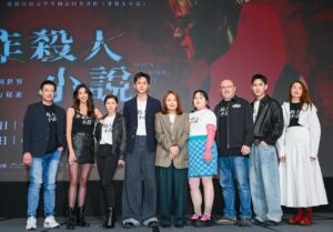 Berry Wen-i Kuo Instagram - 此生對被cue擺個動作最沒有抵抗力，
一聽到：「她是一名刑警～」
就變成這樣子了！

然後遇到「飾演按摩師」的 @peggytsengpeiyu ，
當成組合成「按摩槍」😎

雖然是 #推理懸疑 劇，
但昨天的記者會超歡樂，
因為我們什·麼·都· 不·能·說～

稍微透露一點點就會踩到暴雷地雷，
大家好像在玩一種超大場的劇本殺（欸？
為了大家的觀影順利一起保護我們的「秘密」🤫

這些「秘密」真的很精采喔！

好消息是明天就能看到了👍🏼👍🏼👍🏼

《非殺人小說》1/17正式上線
@catchplayplus_tw 
@iqiyitw 
都能收看到喔～

1/21起
@gtv_official_tw 
#catchplay電影台
也開始播放

準備好你的好奇心，
跟我一起找出 #是誰殺了林夢 吧！

#非殺人小說 

#台劇 #柯貞年 #劉冠廷 #隋棠 #王淨 #卜學亮 #大文 #劉亮佐 #柯叔元 #于子育 #曾珮瑜 #段鈞豪 #張詩盈 #張書豪 #林子熙 #方郁婷 #曾子豪 #黃耀冬

💄 @backstage_curry 
🪮 @80s_yuna 
🧦 @carol_meat
