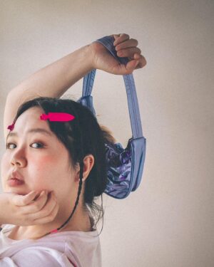 Berry Wen-i Kuo Instagram - 看起來超像在拍包包廣告，
但⋯⋯
其實不是這樣的。

它是我的寵物好嗎！！！

#大文的日常生活 
#大文