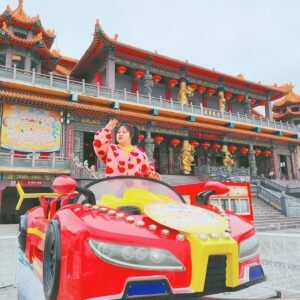 Berry Wen-i Kuo Instagram - 🧧太子遊樂園✨一起快樂過新年🧧

這絕對會是過年時大人小孩的好去處👌

太子遊樂園今年第九年啦🎉🎉
延續一直以來舉辦的愛心慈善公益活動
今年小孩子們最愛的遊樂設施也是一律免費💓

在小孩們開開心心的時候
大人們也可以向太子爺和財神爺祈福求財保平安🙏
（這是我最喜歡的一個環節）
（要記得✅摸摸大元寶✅大錢換小錢）

別忘了也為自己點上一盞燈
照亮好運一整年

搶先體驗的我已經把好運快樂補滿滿了🥳
初一到初五帶著全家大小一起來吧🫶🏻

🎠太子遊樂園🎠
時間：初一到初五
地點：桃園市桃園區國際路一段401巷123號

@huguo_temple 

#桃園護國宮太子爺廟 #桃園護國宮 
#愛心慈善公益活動 #太子遊樂園
#桃園 #桃園景點 #桃園過年 #桃園過年景點 
#過年好去處 #初一走春 #初一要幹嘛