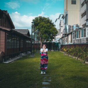 Berry Wen-i Kuo Instagram - 好像可以討論件有趣的小事情
— #怪癖 。

我是在近期才對這些事情有明顯的自覺的。
大概在十幾歲或是二十代初期，雖然隱隱約約發現自己一定有些習慣是跟其他人不一樣，但是卻還沒辦法具體的梳理出來。（也有可能還在感受跟世界和他人的關係和距離吧？）

由於我也不是特別偏食或是在生活習慣上異於常人的人，所以在發現自己怪癖的路上花了一些時間。

這次先跟大家公開其中一個怪癖，雖然對其他人無關緊要，對我卻很重要。

【沒看過的電影一定要重頭看】

我爸媽超級喜愛電影台，常常經過客廳的時候，他們都在看電影，吃飯的時候也常常配電影。

但我只要是沒看過的電影，要是沒有從一開始看，會讓我瞬間失去看電影的意願，就算是才開始五分鐘也不行！！

如果是剛好在吃飯，我就會非常非常專心的用餐，絕不讓自己眼睛看到電視。

對於已經看過的電影，則是從什麼點開始收看都沒有問題。

我也曾經納悶過：為什麼在這個地方要那麼倔？

但沒什麼答案。

就是這樣！

好像就是被這樣設定了！

也因為發現自己的怪癖，我對其他人的怪異小行徑通常不會太在意，因為可能沒什麼原因，也沒有什麼好需要被改變的地方。

其他的怪癖，下次再來討論。

你有什麼怪癖嗎？
要不要說給我聽？

#我的怪癖  #大文怪癖記錄
#自我察覺 
#大文