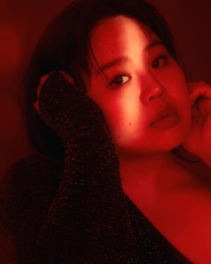 Berry Wen-i Kuo Instagram - 每當緊繃到一個程度時，
老天就會安排啦啦隊給我。

通常他們都是陌生人，
一見面就給我真誠又炙熱的眼神：
「我很喜歡你，你要加油喔！」

說不出話來的我，
其實內心是：
「大俠！！！多謝續命🫶🏻🫶🏻🫶🏻」

請大家不要放棄生活中所有可以表達情感的機會，
你給的友善，
一定剛好會是另一個最需要的🫡🫡

✨ @drama.culture 
📸 @hellohenryboy 
🪄 @st2102