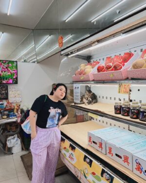 Berry Wen-i Kuo Instagram - 我知道你喜歡涼快的地方～

因為我也是。

#水果店 #貓
#大文的日常生活 #大文 

📸 @berlin_zhuang
