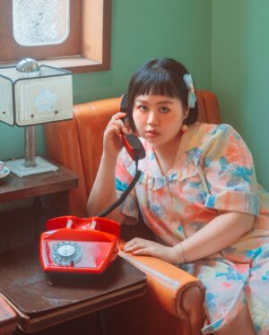 Berry Wen-i Kuo Instagram - 前幾天聽一個國二的妹子說她最近在聽蔡依林的《倒帶》，突然覺得音樂清單裡鄧麗君的歌好像讓我沒那麼大壓力了！

畢竟把KTV拿手歌練好是本分不是嗎？
（欸？！）

BTW我高中時超愛《愛江山更愛美人》，上大學時發現MV有夠精彩，唱歌時可以去點看看👍👍👍

告訴我一首你的私藏歌單吧？
很私的那種～～～

#大文的日常生活 
#歌單 
#大文

📸 @berlin_zhuang