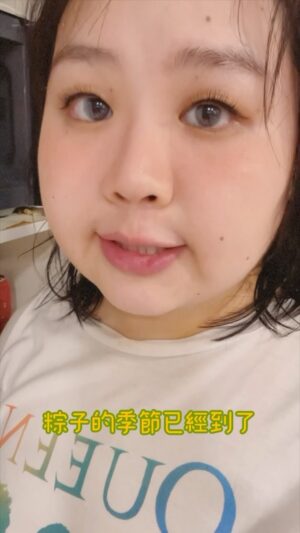 Berry Wen-i Kuo Instagram - #端午節 的哨音你聽到了嗎？
我，吃到了⋯⋯

#沒有常識的知識 
#大文的日常生活 #大文 
#粽子 #蒸粽子 #微波爐 #懶人 #廚房白癡