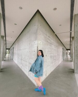 Berry Wen-i Kuo Instagram - #亞洲大學現代美術館 的導覽員姐姐說他們有一個必拍景點，絕對把我拍成 #媽抖明星 ✨✨

結果一拍不得了，直接身高189公分🎊🎊🎊

#大文的日常生活 
#大文