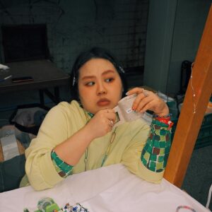 Berry Wen-i Kuo Instagram - #做喜歡的事讓喜歡的事有價值 

好喜歡串珠珠，
因而展開為期兩天的市集活動。

因為喜歡，
什麼都想試試，
有那麼好奇又勇於挑戰的靈魂，
太幸福了！！

看到因為音樂而著迷的人們也很幸福，
看到自己的朋友登上舞台更是更是幸福到一個不行🫶🏻

謝謝這兩天經過來看我的大家，
很開心唷💓

#簡單生活節 #簡單生活節2023 
@simplelifetw 

#編哭編笑 #肖雜貨
@bancoolbansmile 

#大文的日常生活 #大文