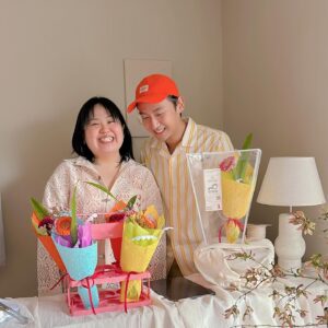 Berry Wen-i Kuo Instagram - 在 #520 這天，
我們想告訴大家⋯⋯

昨天收到 @raburabu.flo 的花束超級可愛的🫶🏻🫶🏻🫶🏻

花束很美，
努力為生活綻放的你也很美✨✨

「 #我愛你 」在對別人說之前，
先對著自己說吧💗💗💗

自己才是會陪自己最久的人唷～
快去討好討好自己👍🏼

（然後 @yichiyihua 的預約展覽「花店」太可愛了好喜歡）

#大鶴 #大文
#一器一花 
#raburabu