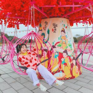 Berry Wen-i Kuo Instagram - 🧧太子遊樂園✨一起快樂過新年🧧

這絕對會是過年時大人小孩的好去處👌

太子遊樂園今年第九年啦🎉🎉
延續一直以來舉辦的愛心慈善公益活動
今年小孩子們最愛的遊樂設施也是一律免費💓

在小孩們開開心心的時候
大人們也可以向太子爺和財神爺祈福求財保平安🙏
（這是我最喜歡的一個環節）
（要記得✅摸摸大元寶✅大錢換小錢）

別忘了也為自己點上一盞燈
照亮好運一整年

搶先體驗的我已經把好運快樂補滿滿了🥳
初一到初五帶著全家大小一起來吧🫶🏻

🎠太子遊樂園🎠
時間：初一到初五
地點：桃園市桃園區國際路一段401巷123號

@huguo_temple 

#桃園護國宮太子爺廟 #桃園護國宮 
#愛心慈善公益活動 #太子遊樂園
#桃園 #桃園景點 #桃園過年 #桃園過年景點 
#過年好去處 #初一走春 #初一要幹嘛