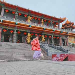 Berry Wen-i Kuo Instagram - 🧧太子遊樂園✨一起快樂過新年🧧

這絕對會是過年時大人小孩的好去處👌

太子遊樂園今年第九年啦🎉🎉
延續一直以來舉辦的愛心慈善公益活動
今年小孩子們最愛的遊樂設施也是一律免費💓

在小孩們開開心心的時候
大人們也可以向太子爺和財神爺祈福求財保平安🙏
（這是我最喜歡的一個環節）
（要記得✅摸摸大元寶✅大錢換小錢）

別忘了也為自己點上一盞燈
照亮好運一整年

搶先體驗的我已經把好運快樂補滿滿了🥳
初一到初五帶著全家大小一起來吧🫶🏻

🎠太子遊樂園🎠
時間：初一到初五
地點：桃園市桃園區國際路一段401巷123號

@huguo_temple 

#桃園護國宮太子爺廟 #桃園護國宮 
#愛心慈善公益活動 #太子遊樂園
#桃園 #桃園景點 #桃園過年 #桃園過年景點 
#過年好去處 #初一走春 #初一要幹嘛