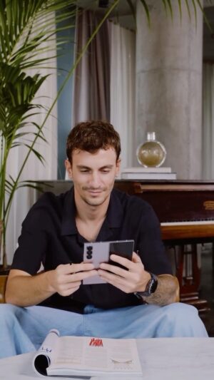 Bertan Asllani Instagram - “Bir telefon bunları yapabilir mi?” dediğinizi duyar gibiyim. 🌟 Yeni telefonum #GalaxyZFold6’un büyük ekranı işimi çok kolaylaştırıyor! Aradığım şeyi daire içine alarak tek hareketle bulmak ise Google ile Circle to Search sayesinde çok kolay! Yeni maceralarımıza hazır olun! 🚀 #SamsungUnpacked #DünyanıBüyüt @samsungturkiye #işbirliği