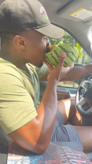 Bertram Williams Jr. Instagram - Wait a minute🙋🏾‍♂️.. watermelon rind is high in vitamin A, vitamin C, potassium and magnesium. So RIND ya business lol 🍉thanks @araba.esoun 😘 

Follow @mamas.sundry for more.