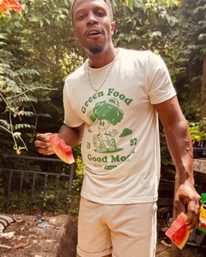 Bertram Williams Jr. Instagram - ✅SEEDED FRUIT 
❌SINGLE-USE PLASTICS
Follow @mamas.sundry ♻️

#BIGFARMASAID #newmusicalert 💪🏾🤣