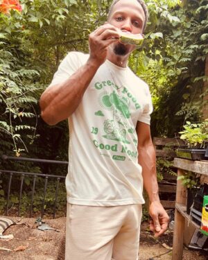 Bertram Williams Jr. Instagram - ✅SEEDED FRUIT 
❌SINGLE-USE PLASTICS
Follow @mamas.sundry ♻️

#BIGFARMASAID #newmusicalert 💪🏾🤣