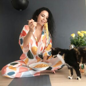 Beste Bereket Instagram - 🍝 kaçamak yapmanın imkanı yok,evde 5 çocuk,illa biri yakalıyor👶🏻🐈🐈🐈🐈 @serdaronal 👈🏻📸