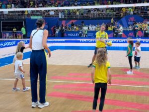 Betina Schmidt Instagram - um domingo especial em família!
A atmosfera e a energia desse jogo não tem igual! Vivemos do esporte e nos emocionamos sempre com ele! 

Obrigada @cbvolei & @grupoklefer por proporcionar memórias únicas pra nossa família 💚💙💛

Parabéns meninas, vocês arrasaram! 🇧🇷🏐