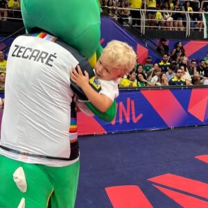 Betina Schmidt Instagram - um domingo especial em família!
A atmosfera e a energia desse jogo não tem igual! Vivemos do esporte e nos emocionamos sempre com ele! 

Obrigada @cbvolei & @grupoklefer por proporcionar memórias únicas pra nossa família 💚💙💛

Parabéns meninas, vocês arrasaram! 🇧🇷🏐