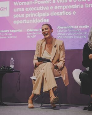 Betina Schmidt Instagram - Day 1 de um Congresso muito especial e preparado com todo carinho pela @abrasceoficial 🤍 

É uma honra poder fazer parte desse projeto inovador, agregador & incentivador do @groupindigobrasil mediando conversas importantes & necessárias com mulheres incríveis! 

Amanhã tem mais Women Talks na @expocenternorte 

ph @marinhero 
look @charthoficial @luziafazzollibrand 
pr @wow_connect 
agency @beyoumgmt
